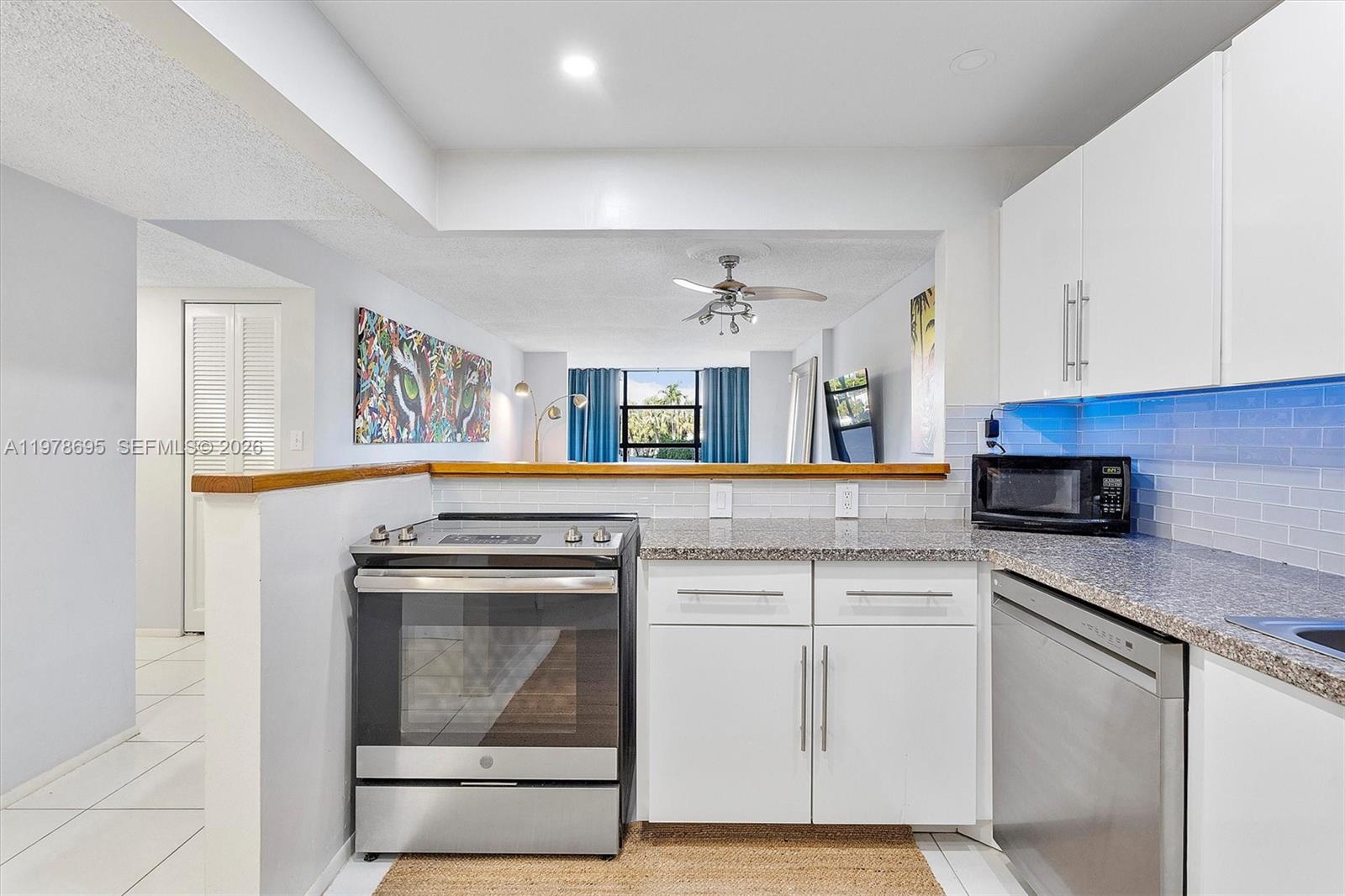 600 Parkview Dr #227 Hallandale Beach, FL 33009