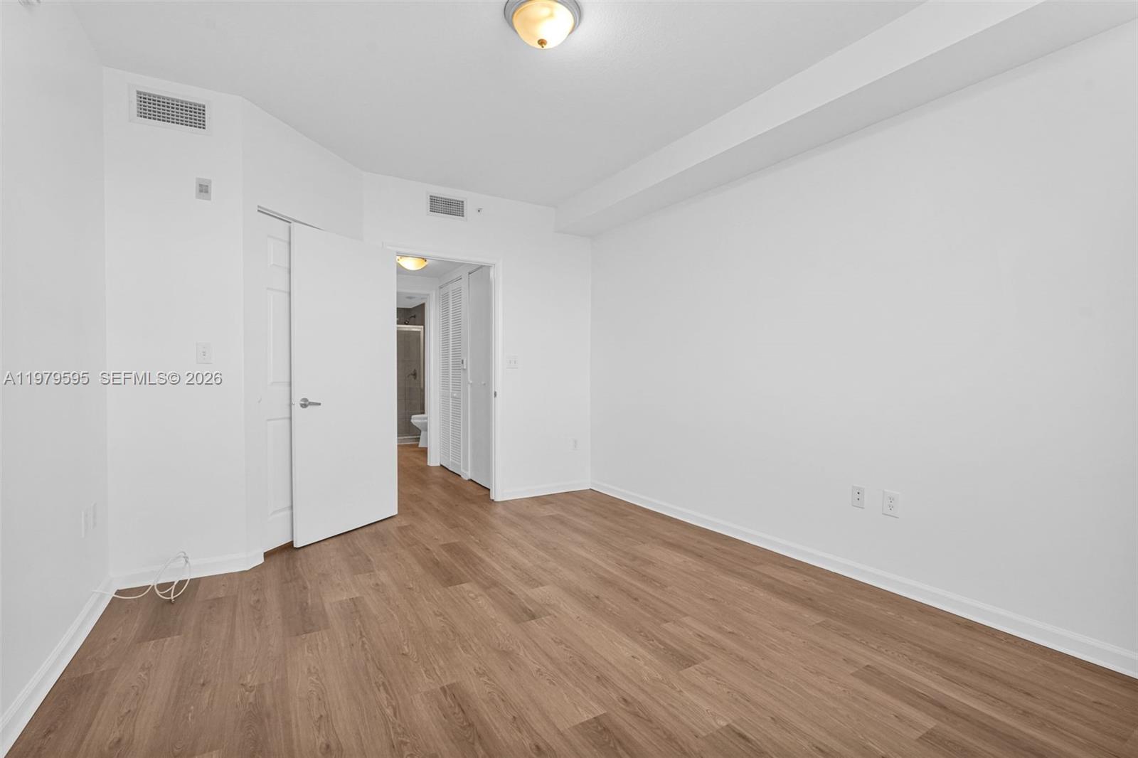 image The Venture at Aventura38