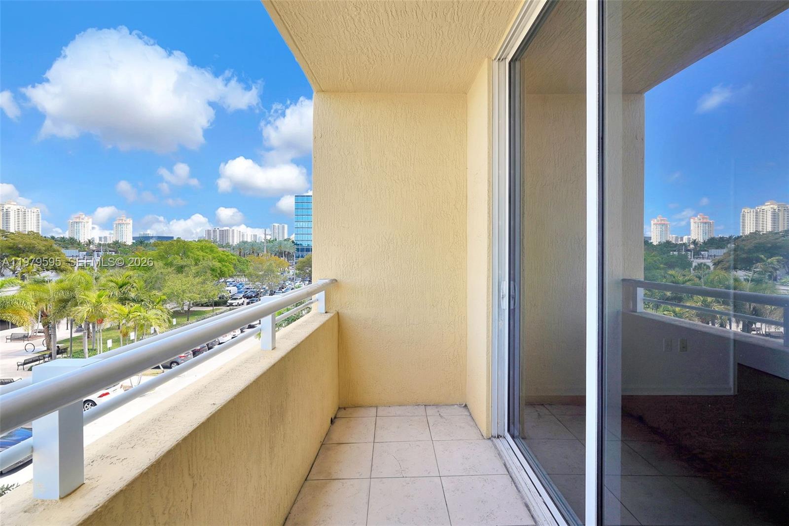 image The Venture at Aventura51