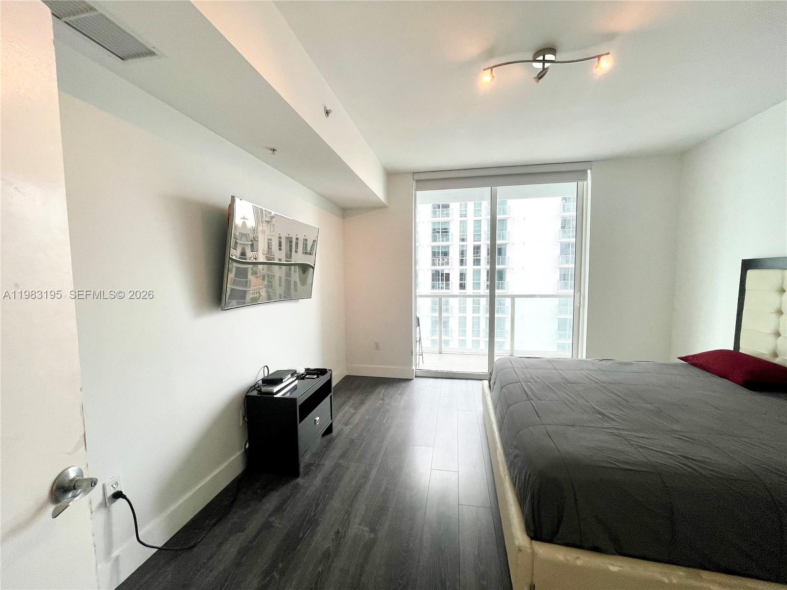 image Vizcayne South22