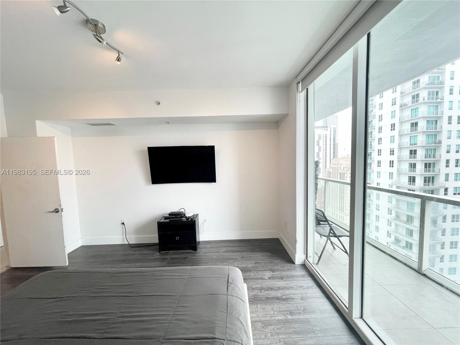 image Vizcayne South25