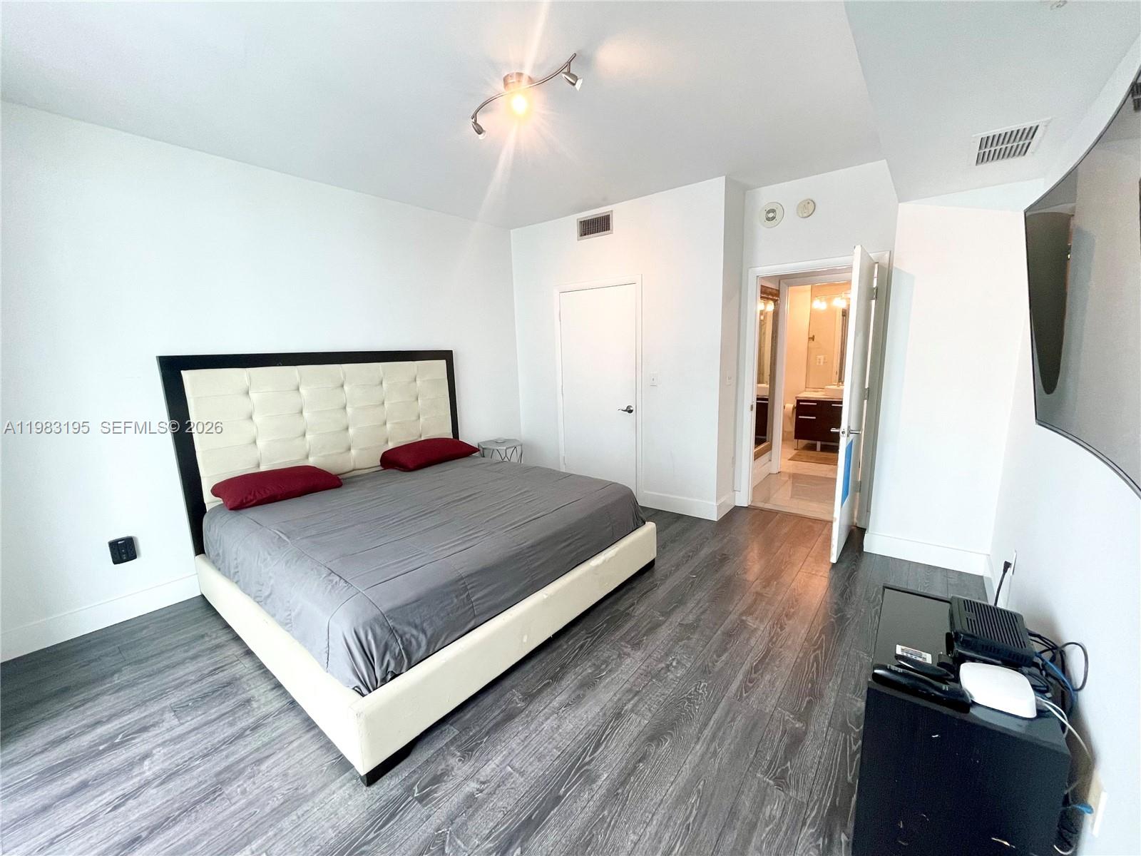 image Vizcayne South26