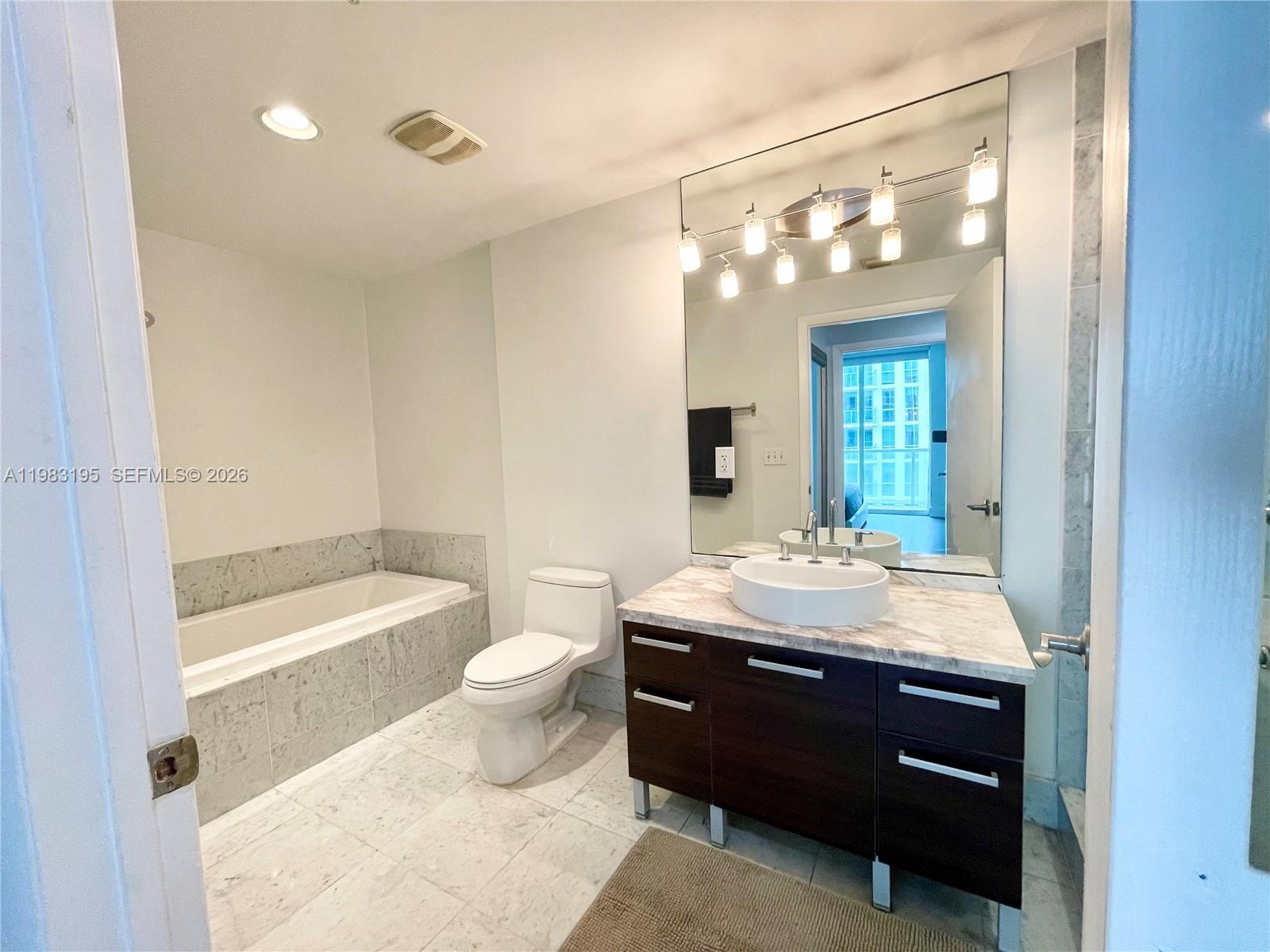 image Vizcayne South28