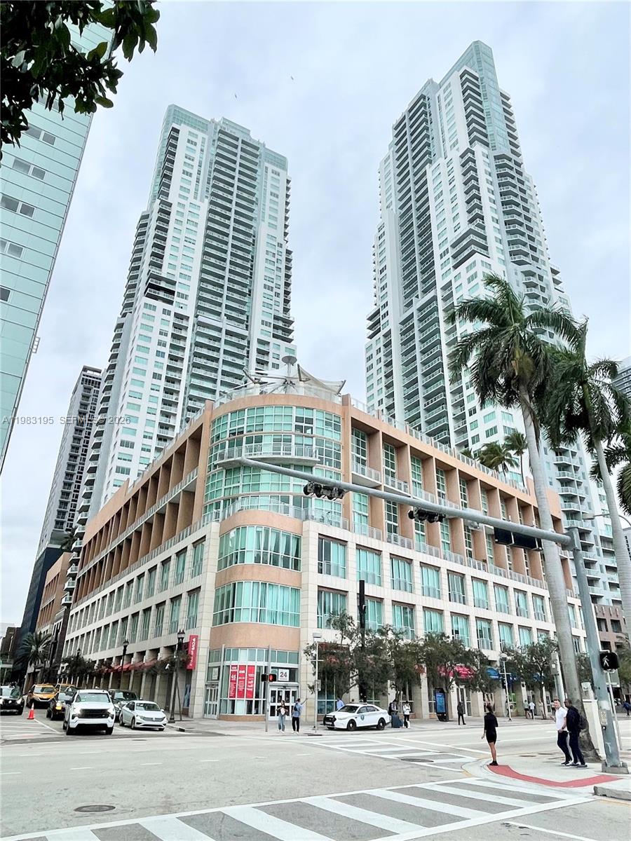 image Vizcayne South63