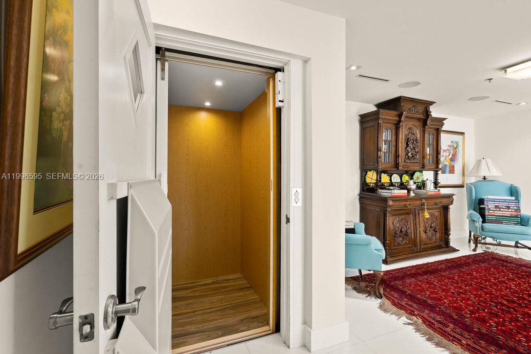 image 1000 Venetian Way25