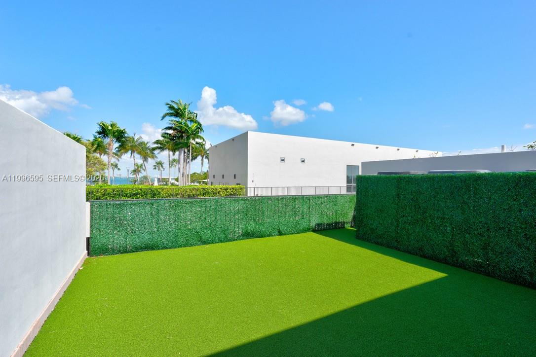 image 1000 Venetian Way37