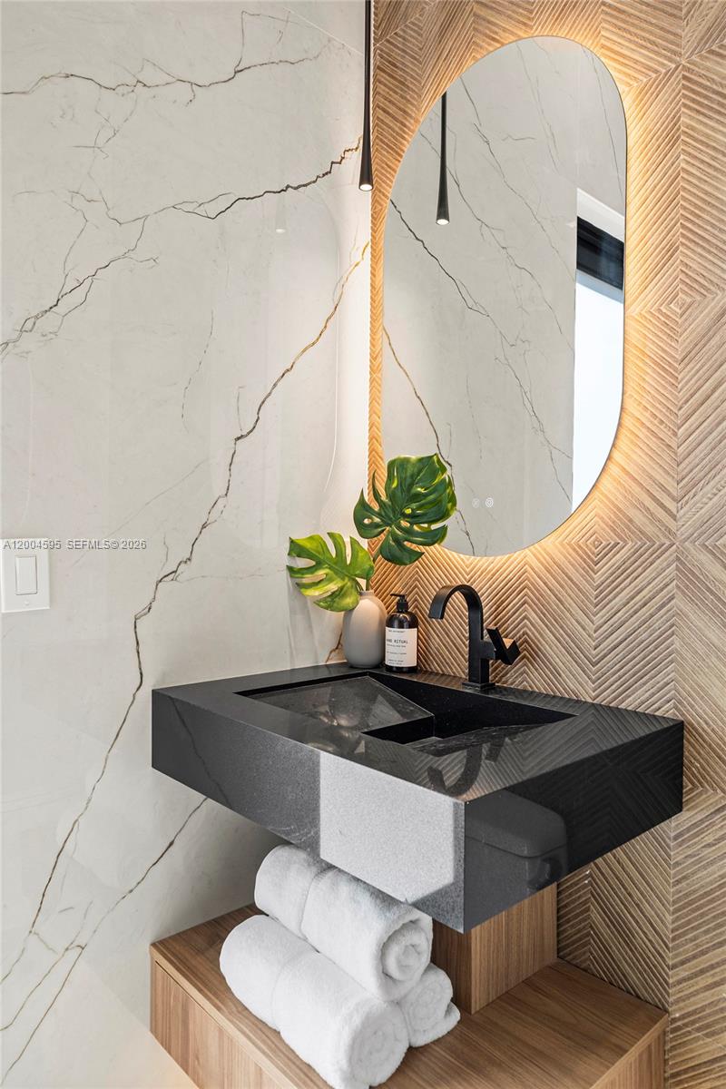 2521 Lincoln Ave Miami, FL 33133