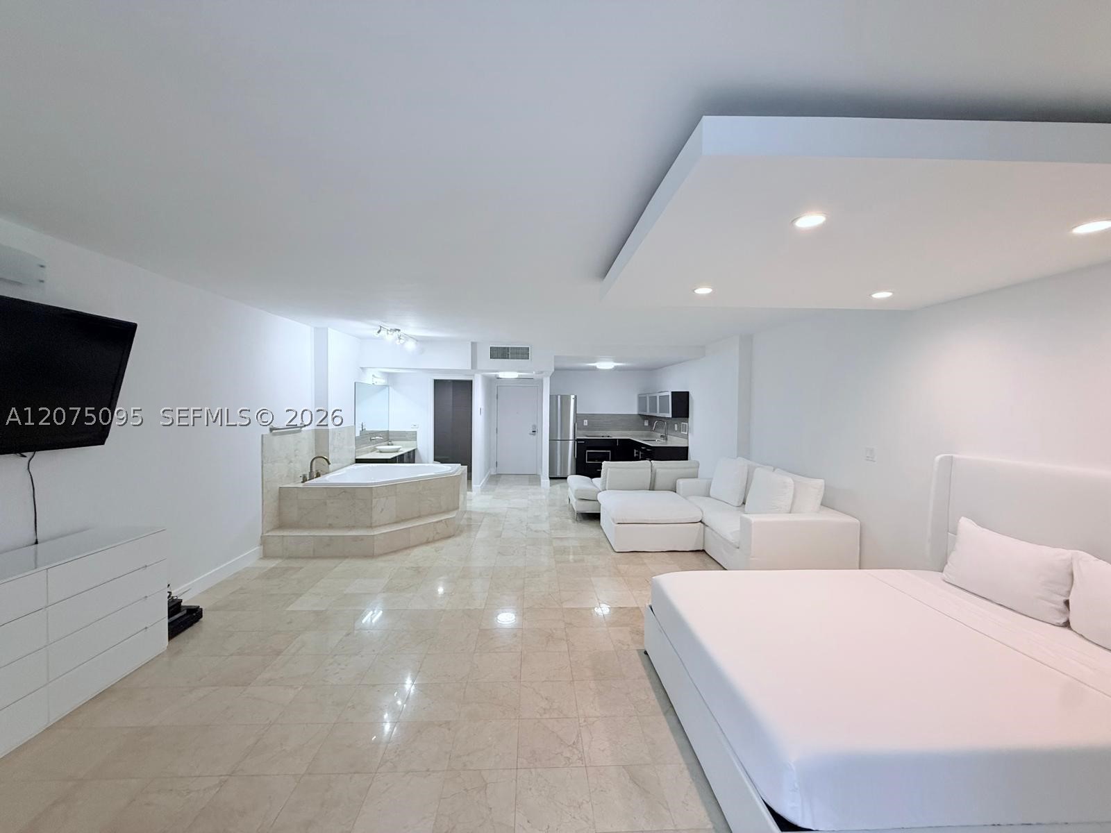 2301 Collins Ave #621