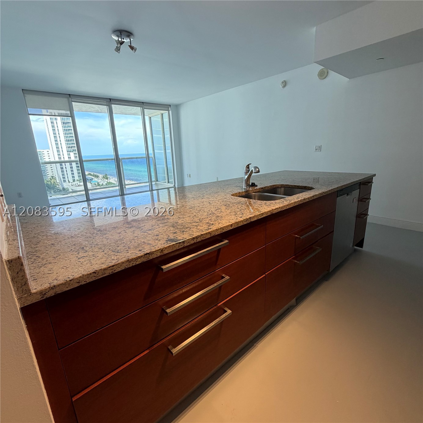 image Beach Club 215