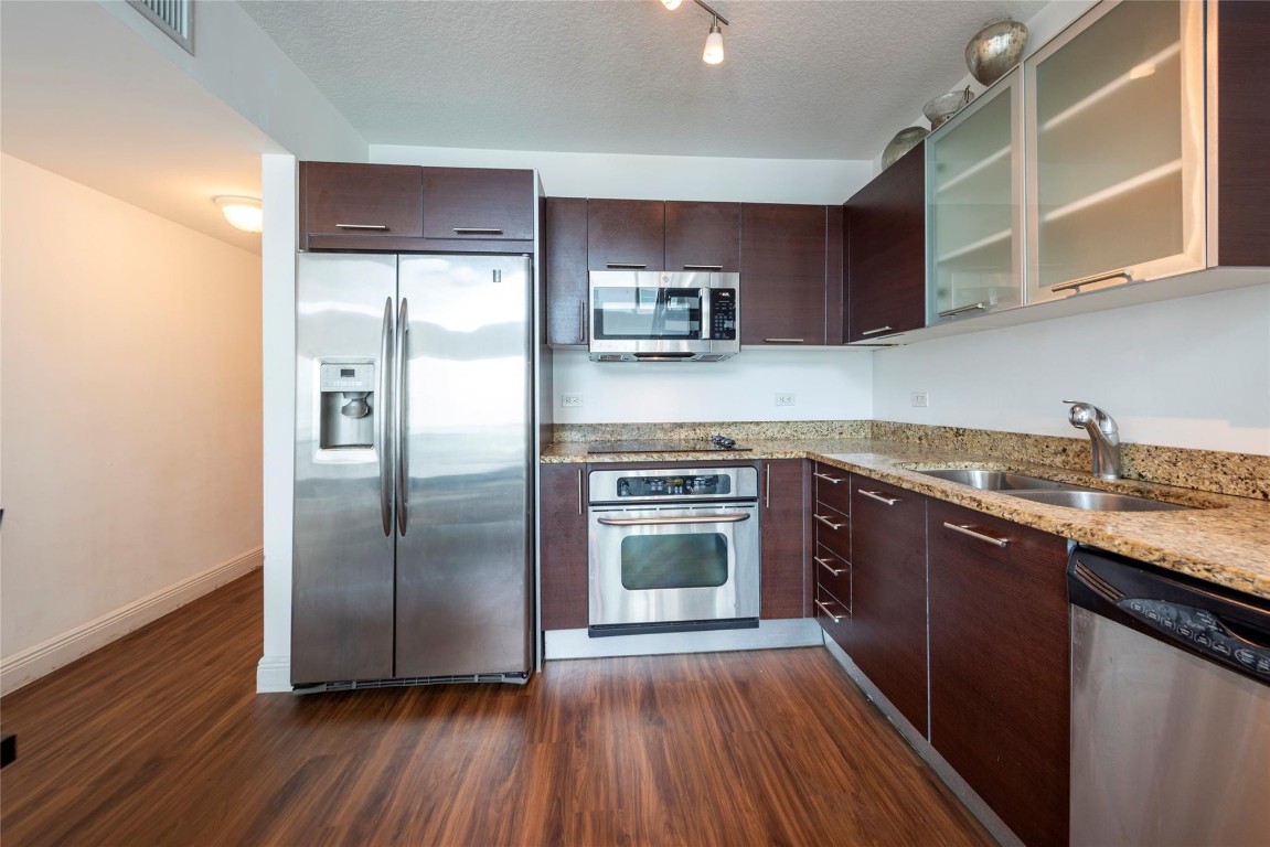 image Brickell on the River South9