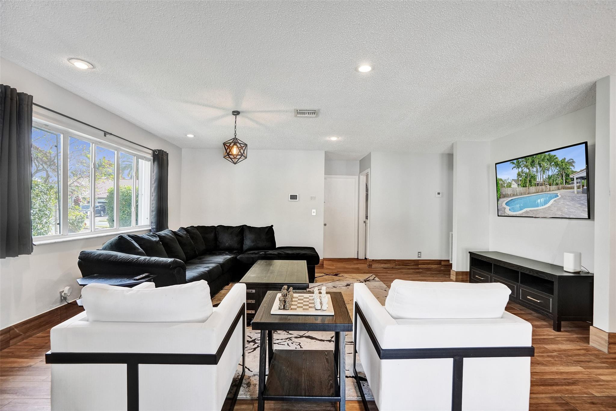 19321 NW 10th Pembroke Pines, FL 33029