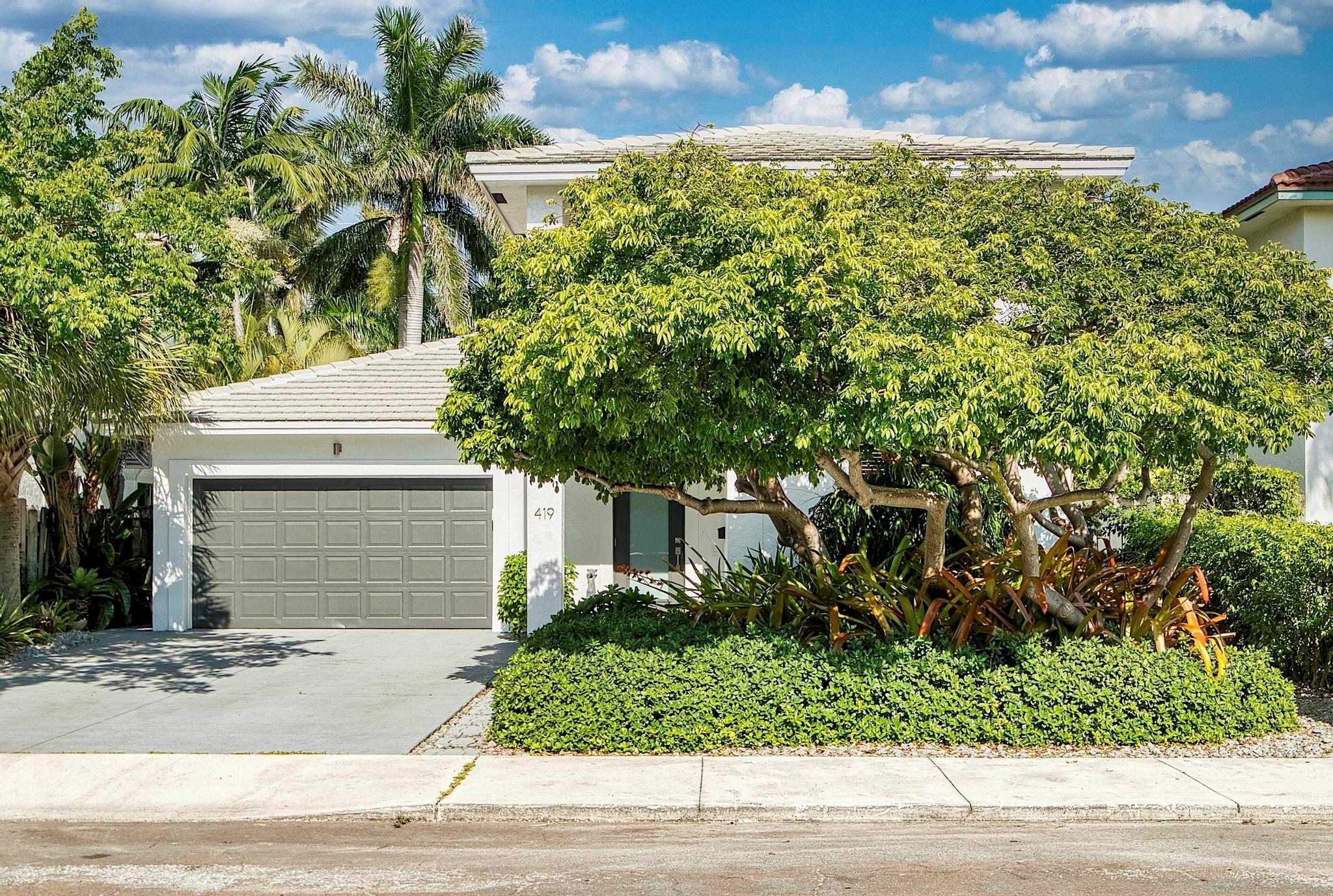 419 N Lakeside Dr