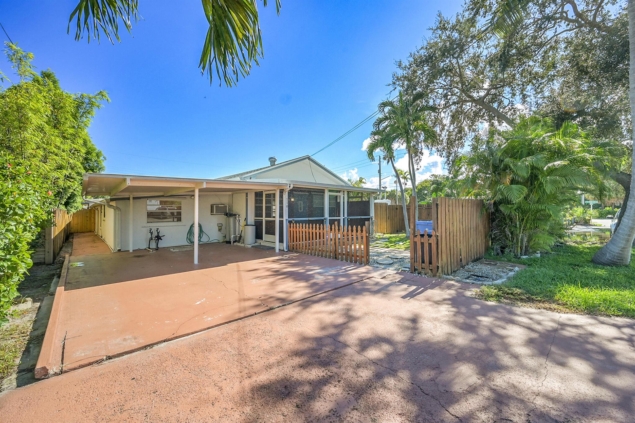 110 E Lake Worth Ave