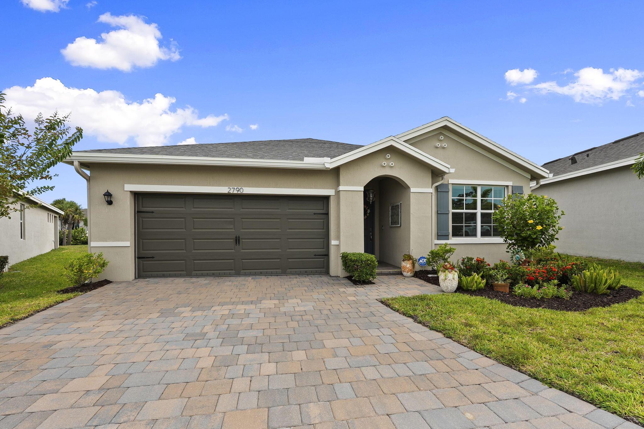 2790 NE Breezeway Cir