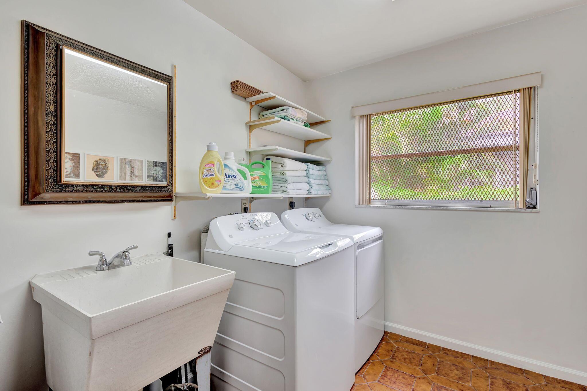 1141 Pine Pt Rd Riviera Beach, FL 33404