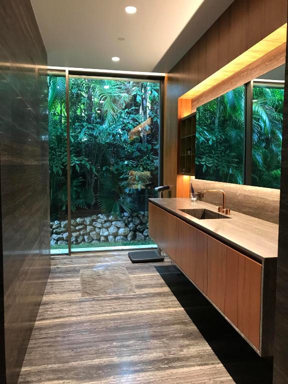 195 Via Marina Palm Beach, FL 33480