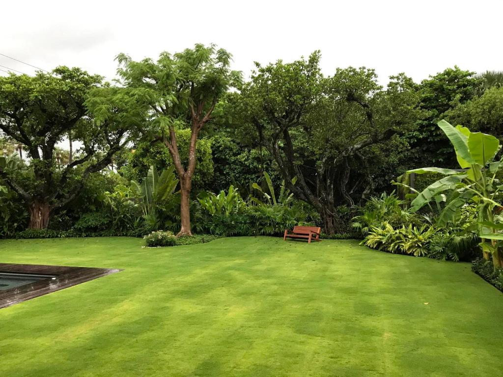 195 Via Marina Palm Beach, FL 33480