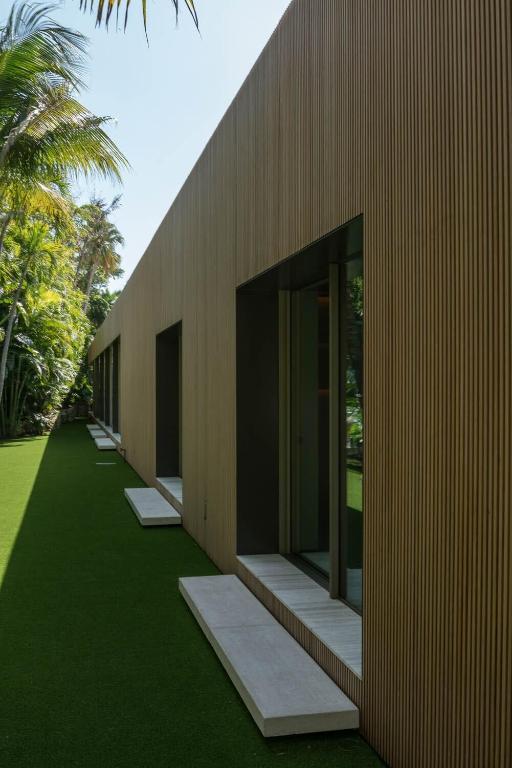 195 Via Marina Palm Beach, FL 33480