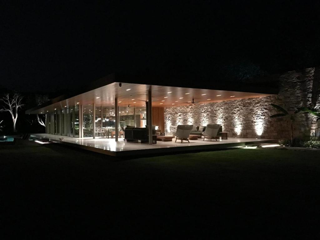 195 Via Marina Palm Beach, FL 33480