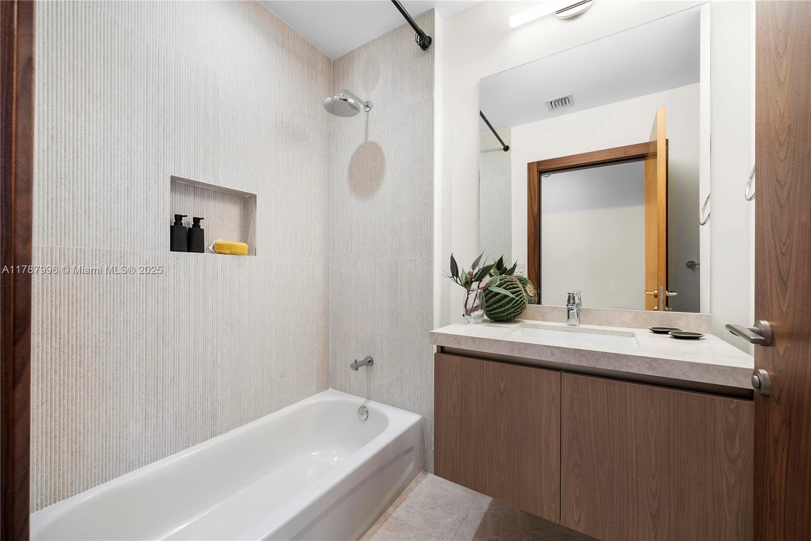 701 Valencia Ave #405 Coral Gables, FL 33134