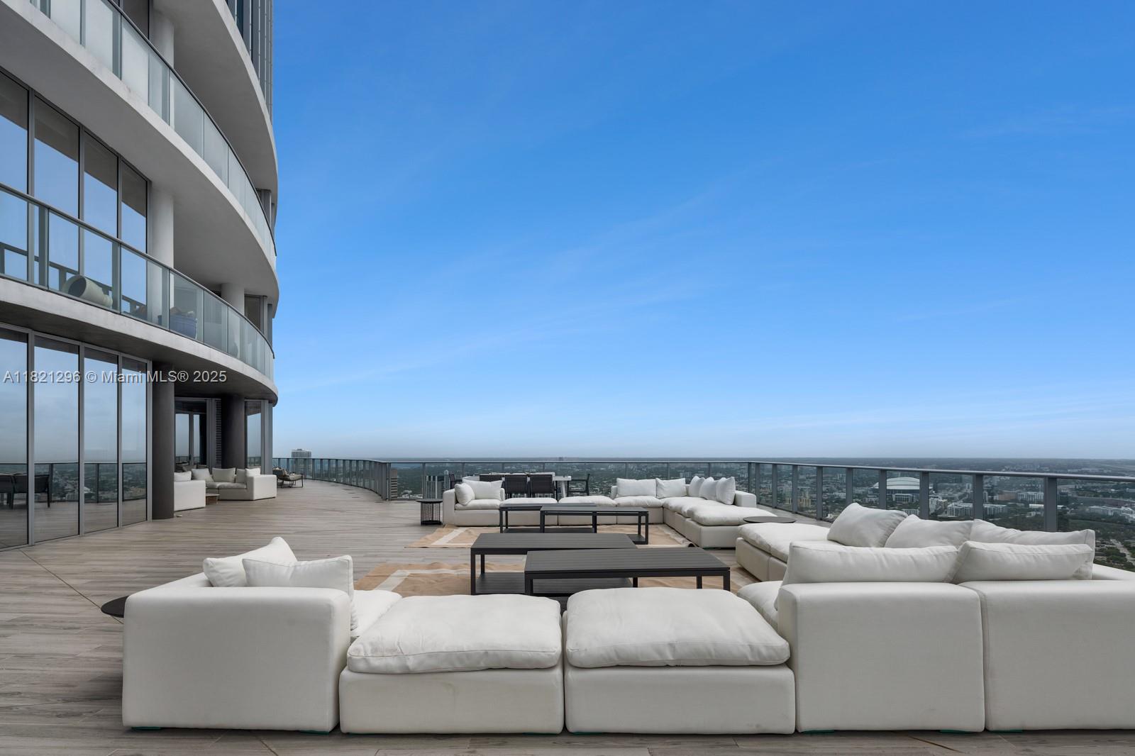 image Paramount Miami Worldcent20