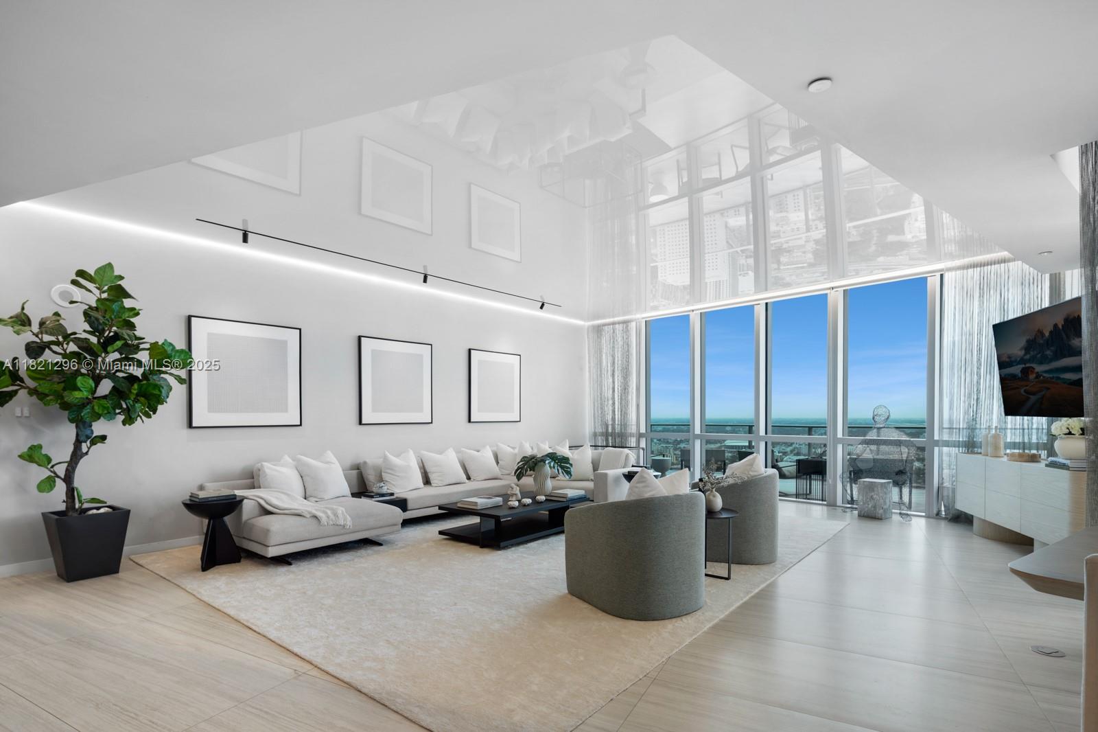 image Paramount Miami Worldcent3