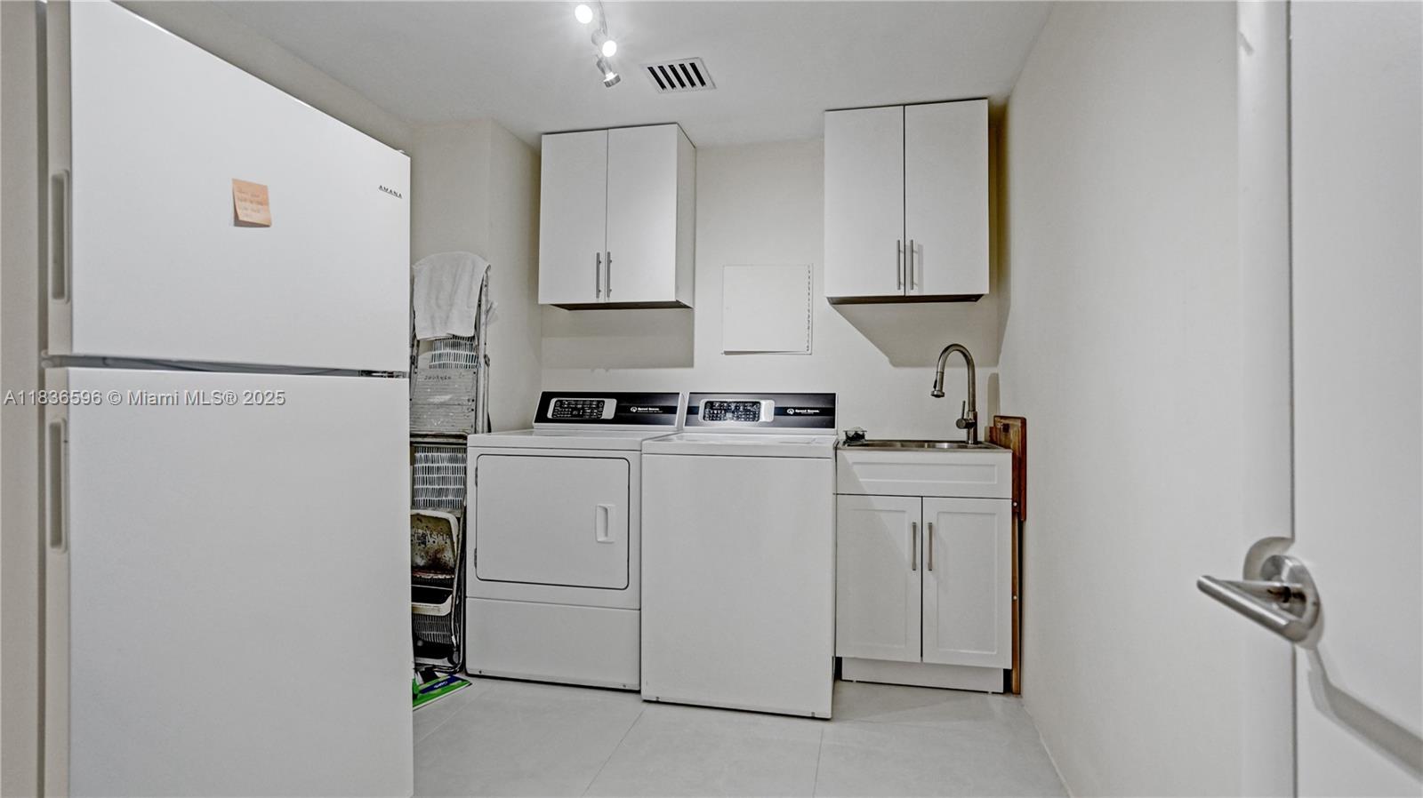 image Hamptons South Condo18