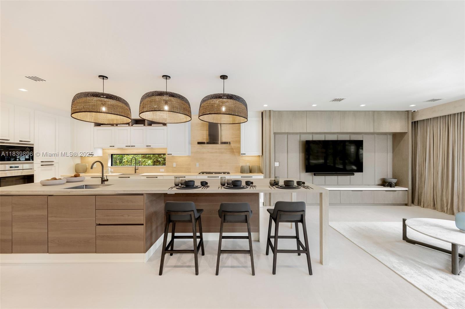 110 Holiday Dr Hallandale Beach, FL 33009 110 Holiday Dr Hallandale Beach, FL 33009