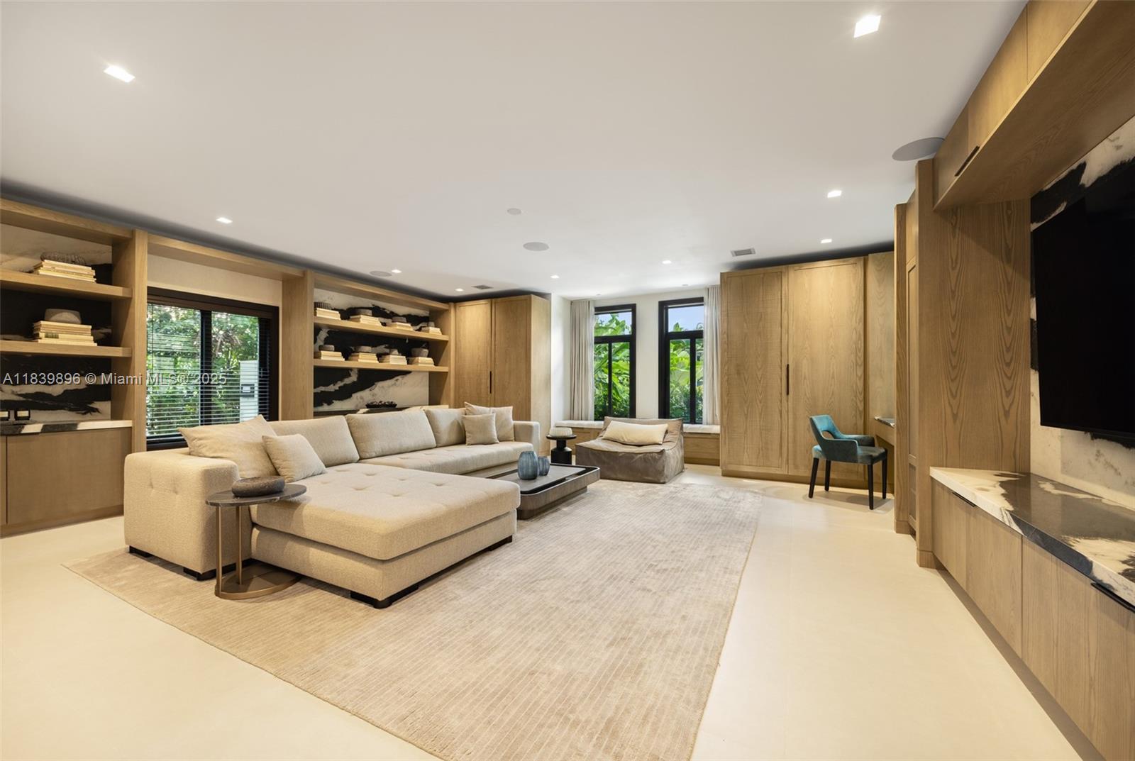 110 Holiday Dr Hallandale Beach, FL 33009 110 Holiday Dr Hallandale Beach, FL 33009