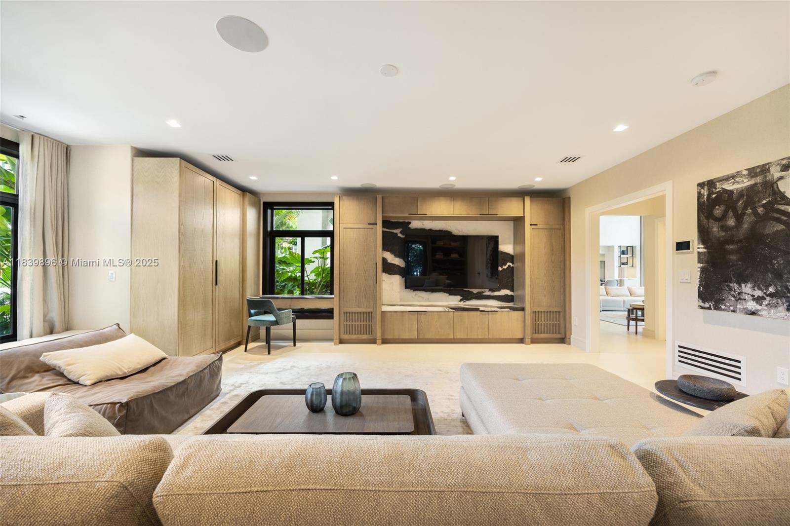 110 Holiday Dr Hallandale Beach, FL 33009 110 Holiday Dr Hallandale Beach, FL 33009