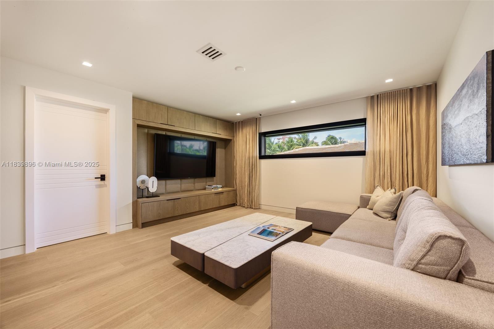 110 Holiday Dr Hallandale Beach, FL 33009 110 Holiday Dr Hallandale Beach, FL 33009