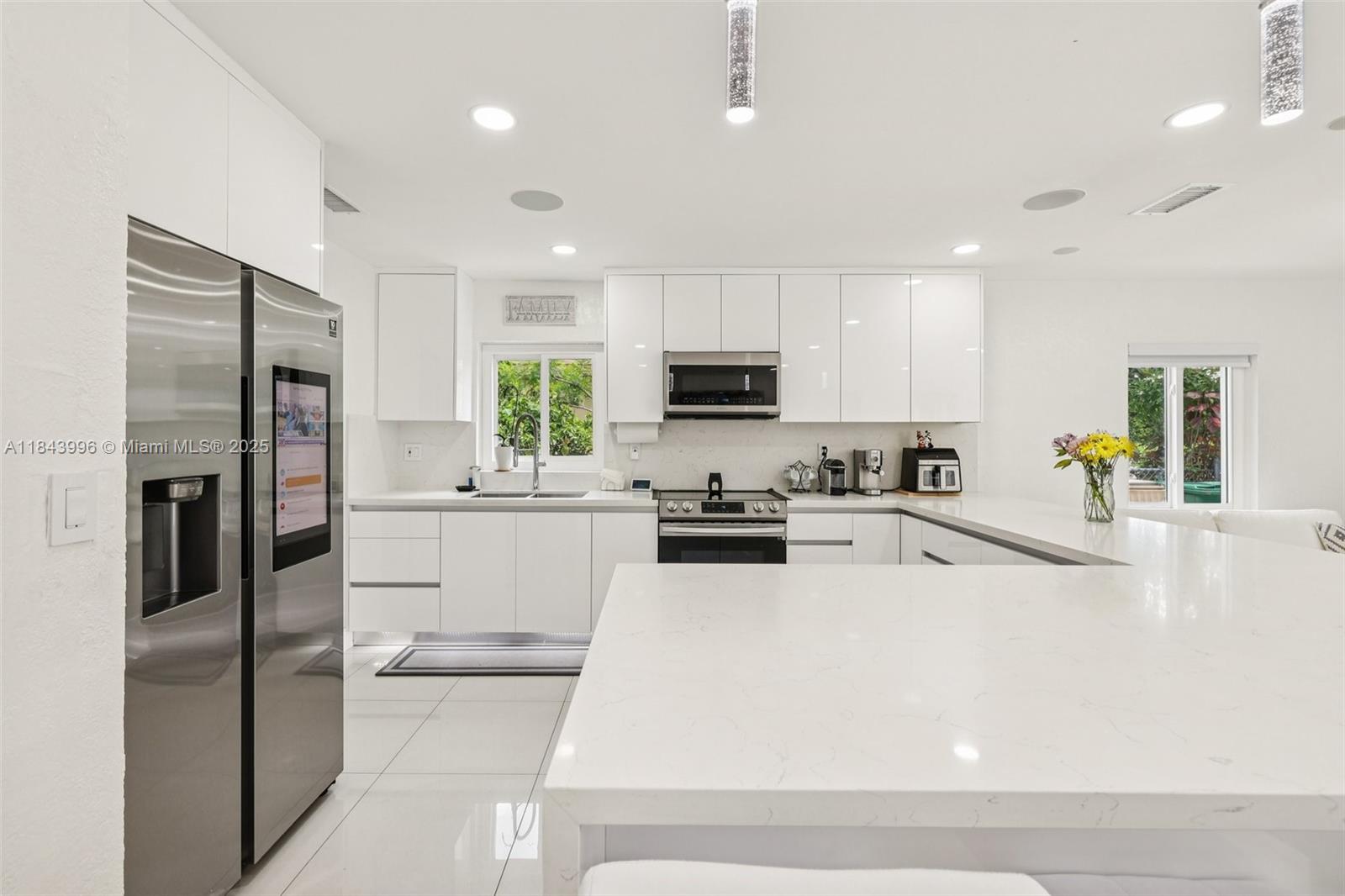 7711 NW 38th St