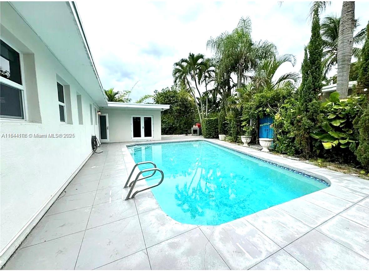 2075 S Hibiscus Dr North Miami, FL 33181