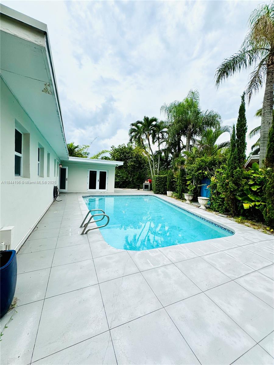 2075 S Hibiscus Dr North Miami, FL 33181