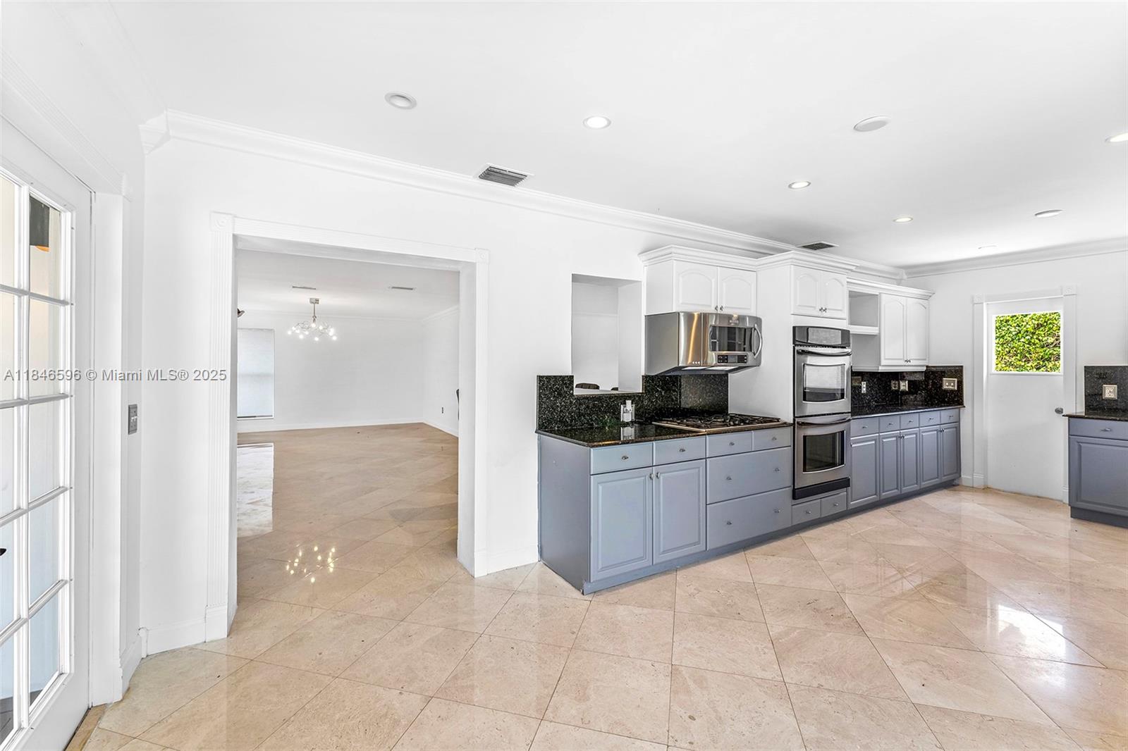 430 Holiday Dr Hallandale Beach, FL 33009