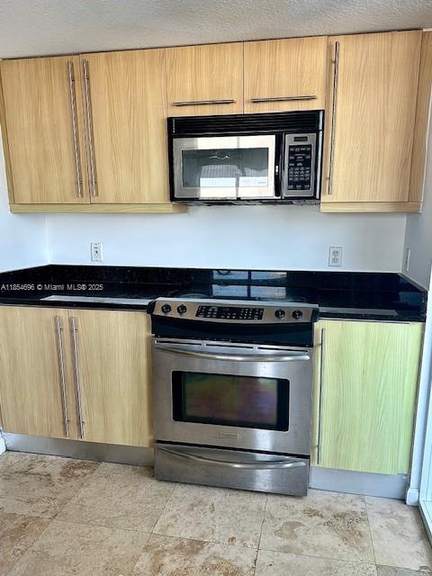 7600 Collins Ave #608