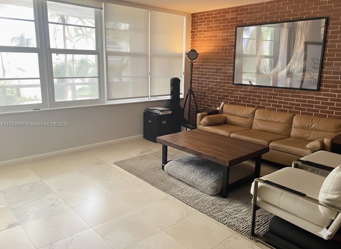 5700 Collins Ave #3M