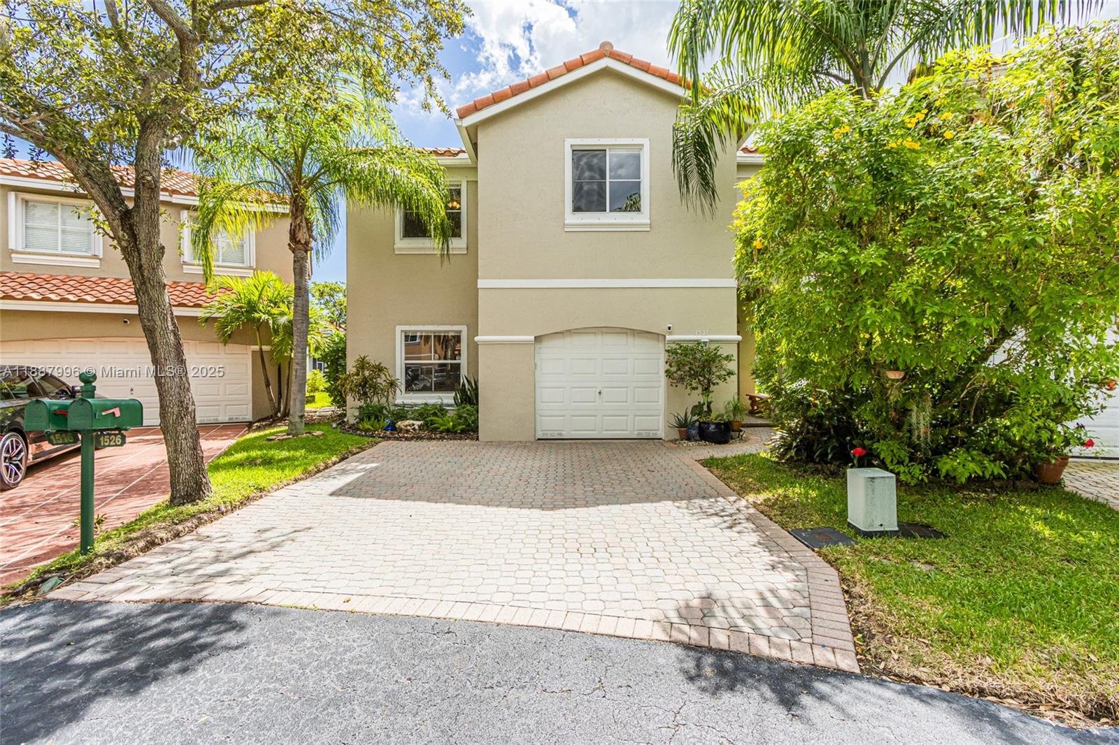 1526 E Lake Ct
