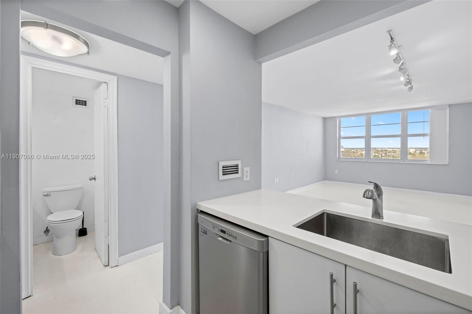 1020 Meridian Ave #811 Miami Beach, FL 33139