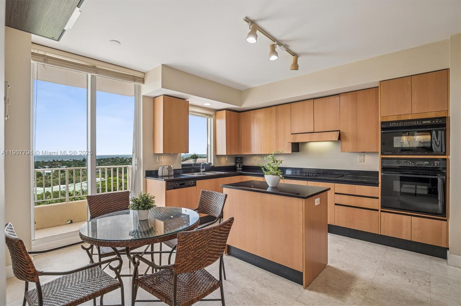 image The Ocean Club7