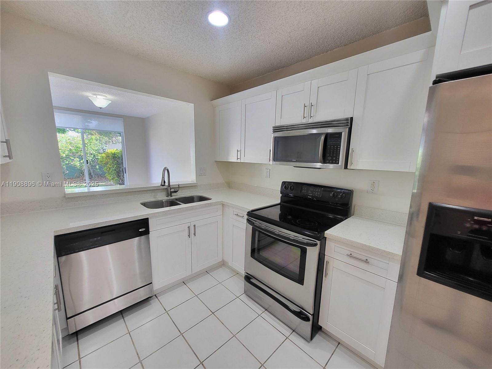 10253 NW 52nd Ln Doral, FL 33178