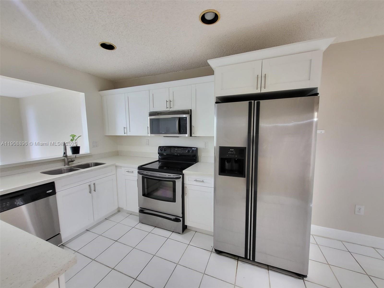 10253 NW 52nd Ln Doral, FL 33178