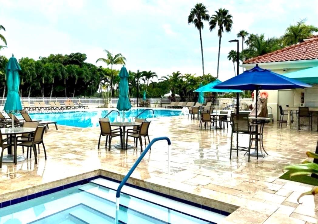 10253 NW 52nd Ln Doral, FL 33178