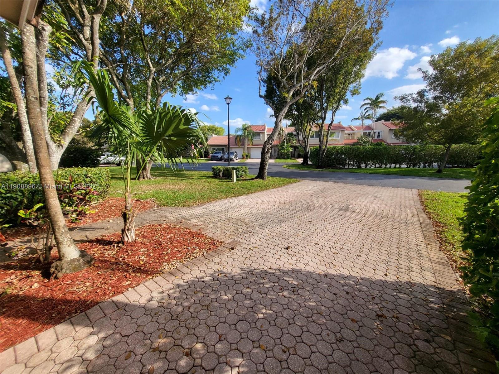 10253 NW 52nd Ln Doral, FL 33178