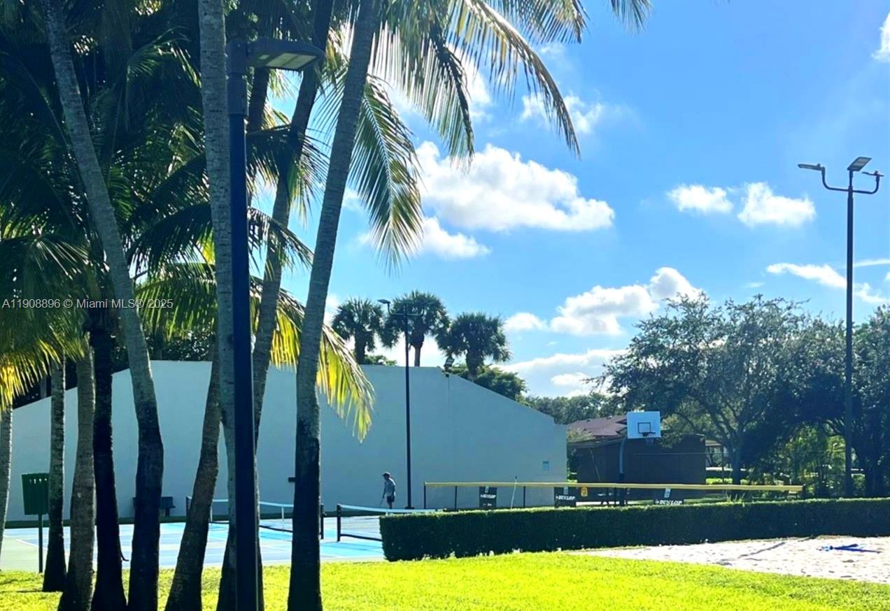 10253 NW 52nd Ln Doral, FL 33178