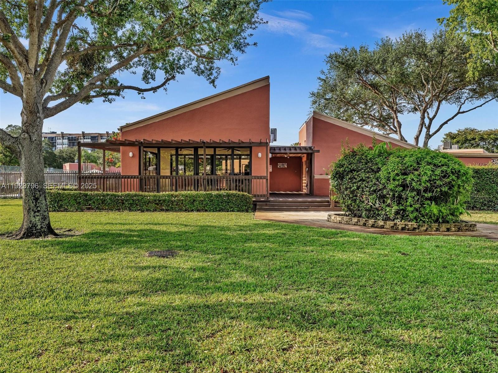 1489 Fairway Rd Pembroke Pines, FL 33026