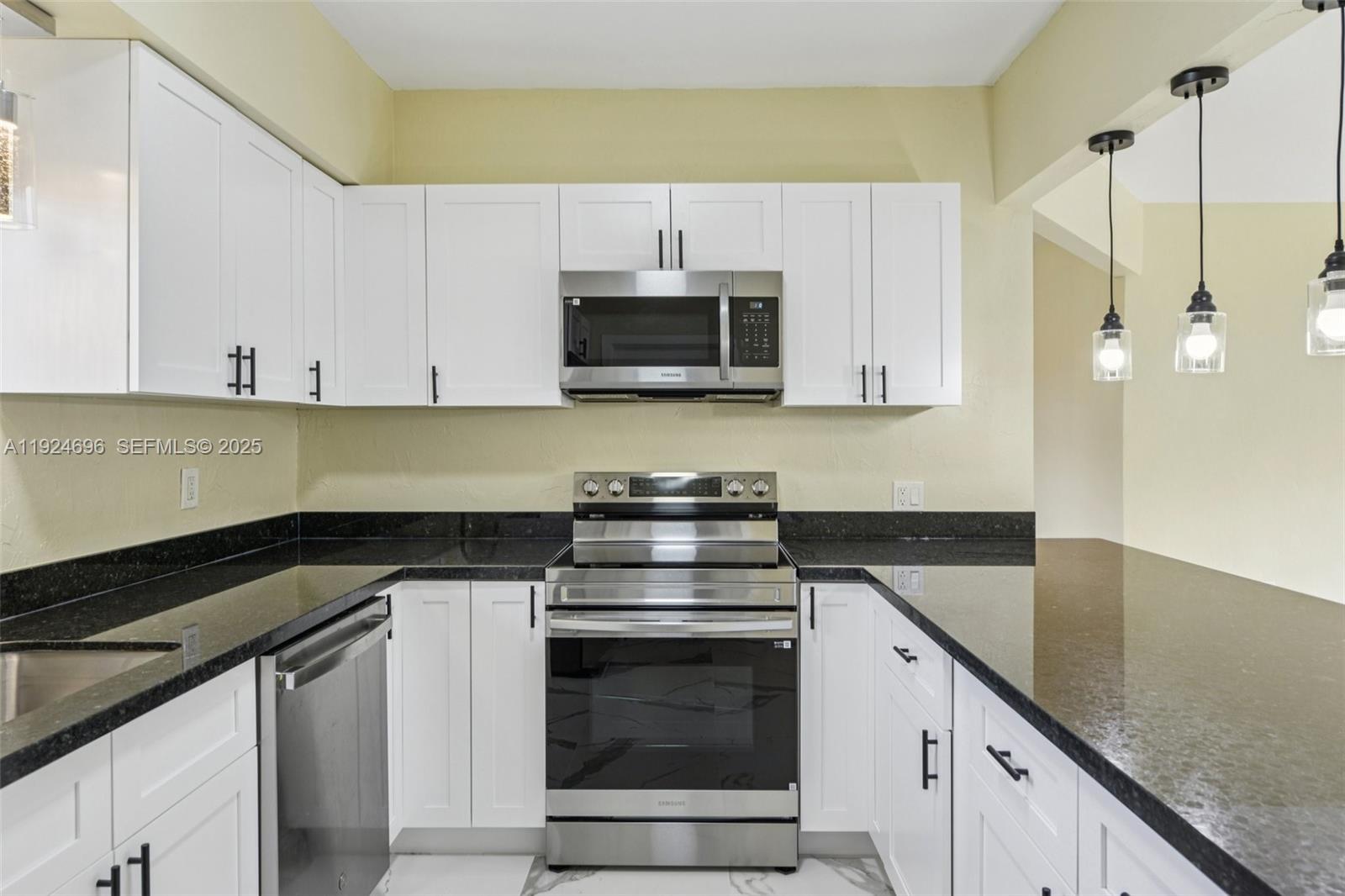 140 NE 161st St Miami, FL 33162