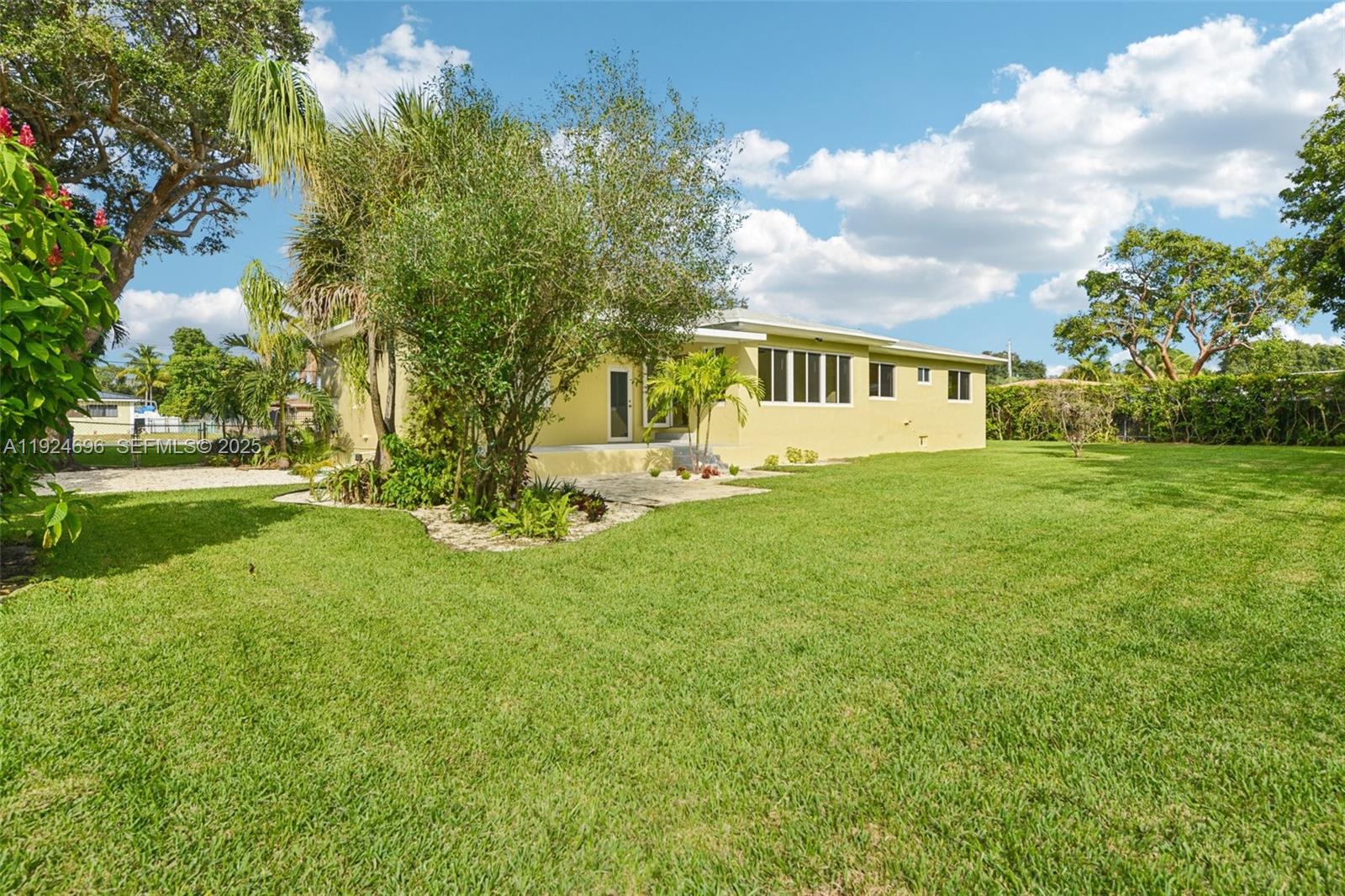 140 NE 161st St Miami, FL 33162