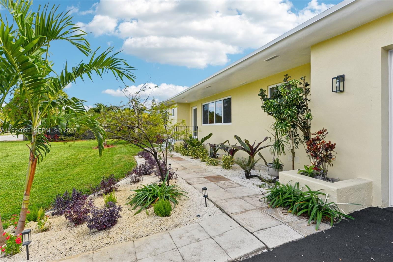 140 NE 161st St Miami, FL 33162