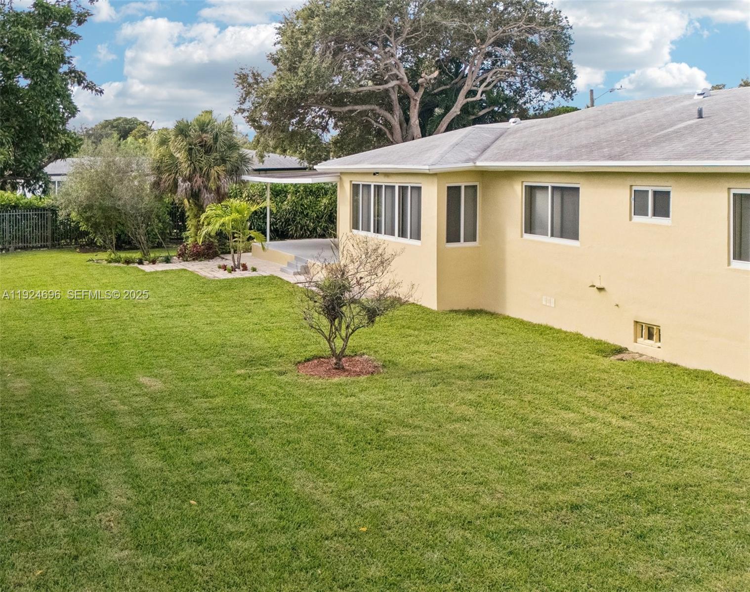 140 NE 161st St Miami, FL 33162